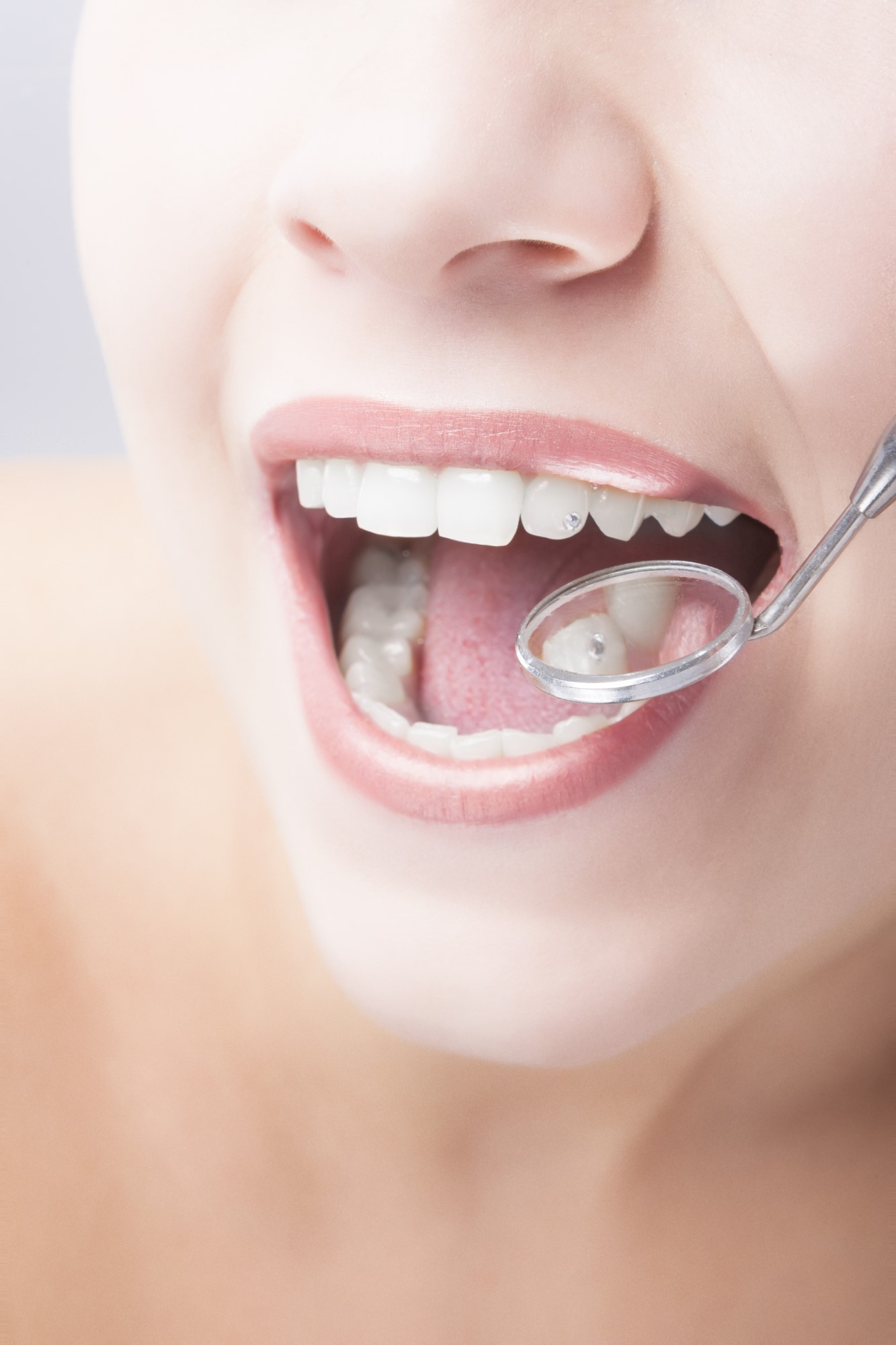 Здоровый зуб внутри рта
